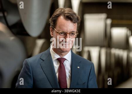 NRW-Ministerpräsident Hendrik Wüst besucht Niedax Group. Im Bild Nordrhein-Westfalens Ministerpräsident Hendrik Wüst vor Stahlrollen. Wüst besichtigte das Niedax-Tochterunternehmen Bandstahl-Service-Hagen und wurde dort vom CEO der Niedax-Group Bruno Reufels über die Rolle des Unternehmens beim Ausbau des Glasfasernetzes in Deutschland informiert. Hagen Nordrhein-Westfalen Deutschland *** il ministro dell'NRW Hendrik Wüst visita il gruppo Niedax nella foto Renania settentrionale-Westphalias il ministro presidente Hendrik Wüst davanti ai rotoli di acciaio Wüst ha visitato la controllata Niedax Bandstahl Service Hage Foto Stock