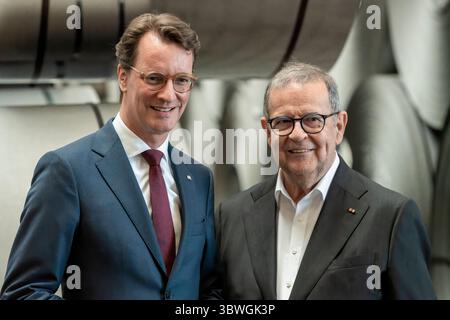NRW-Ministerpräsident Hendrik Wüst besucht Niedax Group. Im Bild Nordrhein-Westfalens Ministerpräsident Hendrik Wüst collega mit dem CEO der Niedax-Group Bruno Reufels. Wüst besichtigte das Niedax-Tochterunternehmen Bandstahl-Service-Hagen und wurde dort von Reufels über die Rolle des Unternehmens beim Ausbau des Glasfasernetzes in Deutschland informiert. Hagen Nordrhein-Westfalen Deutschland *** il presidente del NRW Hendrik Wüst visita il gruppo Niedax nella foto Renania settentrionale-Westphalias il ministro presidente Hendrik Wüst a sinistra con l'amministratore delegato del gruppo Niedax Bruno Reufels Wüst visitato il Foto Stock