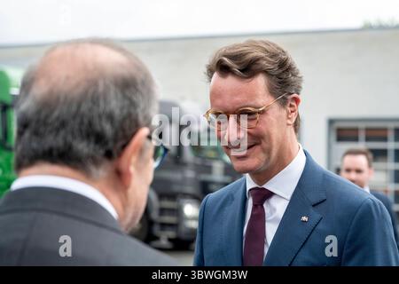 NRW-Ministerpräsident Hendrik Wüst besucht Niedax Group. Im Bild Nordrhein-Westfalens Ministerpräsident Hendrik Wüst bei seiner Ankunft im Werk. Wüst besichtigte das Niedax-Tochterunternehmen Bandstahl-Service-Hagen und wurde dort vom CEO der Niedax-Group Bruno Reufels über die Rolle des Unternehmens beim Ausbau des Glasfasernetzes in Deutschland informiert. Hagen Nordrhein-Westfalen Deutschland *** il presidente del NRW Hendrik Wüst visita il gruppo Niedax nella foto Renania settentrionale-Westphalias il ministro presidente Hendrik Wüst al suo arrivo nello stabilimento di Wüst ha visitato la controllata Niedax Bandsta Foto Stock