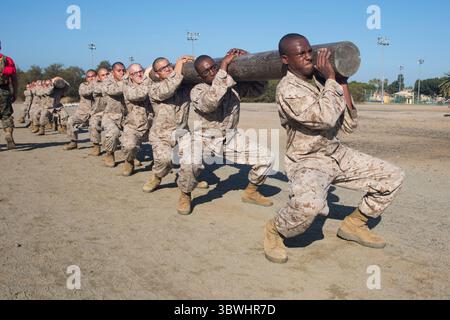 4 gennaio 2021 - Marine Corps Recruit Depot San D, California, USA - reclute con Delta Company, 1st Recruit Training Battalion, partecipano a esercitazioni di log presso il Marine Corps Recruit Depot, San Diego, 4 gennaio 2021. Gli istruttori hanno motivato le reclute a spingersi a ottenere il massimo dal loro allenamento. (Immagine di credito: © Brooke Woods/U.S. Marines/ZUMA Wire/ZUMAPRESS.com) Foto Stock