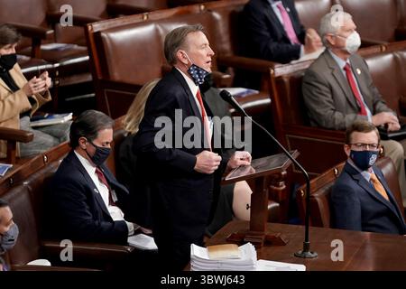 6 gennaio 2021, Washington, Distretto di Columbia, USA: Il rappresentante degli Stati Uniti Paul Gosar (Repubblicano dell'Arizona) si oppone alla certificazione del Collegio elettorale dell'Arizona dalle elezioni presidenziali del 2020 durante una sessione congiunta del Congresso di mercoledì 6 gennaio 2021 (Credit Image: © Greg Nash - Pool via CNP/CNP via ZUMA Wire) Foto Stock