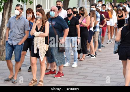 18 giugno 2021, Calafell, Tarragona, Spagna: Le persone che indossano maschere facciali aspettano in fila all'ingresso durante il Calafell Beach Festival. Il gruppo musicale spagnolo Estopa formato dai fratelli David MuÃ±Oz (voce) e Jose MuÃ±Oz (voce e chitarra) si esibisce davanti a 1500 persone al Calafell Beach Festival in uno dei primi concerti di massa dopo la fine dello stato di allarme per il Covid-19 con un pubblico che indossa maschere facciali e siede su sedie e esegue controlli della temperatura corporea all'ingresso del locale. (Immagine di credito: © Ramon Costa/SOPA Images via ZUMA Wire) Foto Stock