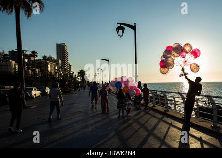 19 maggio 2021, Beirut, Libano: La gente vende palloncini come passanti camminando lungo la Corniche a Beirut, Libano, il 19 maggio 2021. La Corniche è una passeggiata sul mare lungo il Mar Mediterraneo lunga circa 5 miglia. (Immagine di credito: © Daniel Carde/ZUMA Wire) Foto Stock