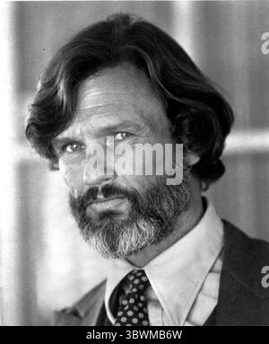 KRIS KRISTOFFERSON (22 giugno 1936 - 28 settembre 2024) uno studioso di Rhodes con uno stile di scrittura di canzoni e un carisma ruvido che divenne una superstar della musica country e Un attore di Hollywood, è morto a 88 anni. FOTO DEL FILE: Ritratto di KRIS KRISTOFFERSON, intorno al 1970, posizione sconosciuta. (Immagine di credito: © Movie Star News via ZUMA Press Wire Service) Foto Stock