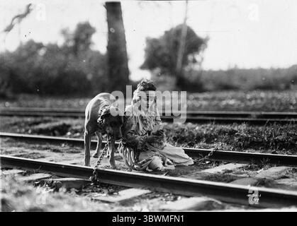 Gloria Swanson ha posato con Dog in Ritratto classico. Gloria Swanson è stata un'attrice e cantante statunitense. Come molte altre attrici popolari del suo tempo, Swanson ha iniziato la sua carriera come star del cinema muto e ha lavorato a molti film con il famoso regista Cecil B. DeMille, tra cui Don't Change Your Husband e male and Female, entrambi nel 1919. Il suo ruolo più memorabile fu norma Desmond in Sunset Boulevard nel 1950. (Immagine di credito: © Movie Star News via ZUMA Press Wire Service) Foto Stock