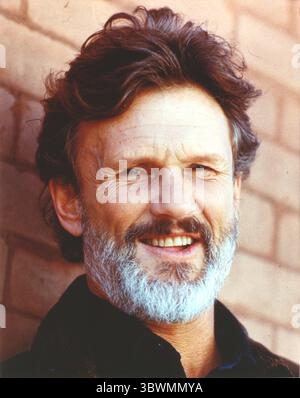 KRIS KRISTOFFERSON (22 giugno 1936 - 28 settembre 2024) uno studioso di Rhodes con uno stile di scrittura di canzoni e un carisma ruvido che divenne una superstar della musica country e Un attore di Hollywood, è morto a 88 anni. FOTO DEL FILE: Ritratto di KRIS KRISTOFFERSON intorno agli anni '1980, posizione sconosciuta. (Immagine di credito: © Movie Star News via ZUMA Press Wire Service) Foto Stock