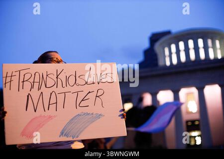 24 giugno 2021, Columbus, Stati Uniti: Il difensore dei diritti transgender tiene un cartello fuori dall'Ohio Statehouse durante la manifestazione. . – I sostenitori dei diritti transgender si trovavano al di fuori dell’Ohio Statehouse per opporsi e attirare l’attenzione su un emendamento a un disegno di legge che vieterebbe alle donne transgender di partecipare a sport delle scuole superiori e delle università. Il disegno di legge originale secondo cui questo divieto transgender è stato aggiunto per trattare il risarcimento per gli studenti universitari per trarre profitto dal loro nome, immagine e somiglianza. L'aggiunta del divieto transgender a questo disegno di legge è stata una sorpresa, perché è già in vigore un disegno di legge per il divieto transgender Foto Stock