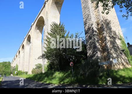 Viadotto ferroviario sul fiume Creuse, città di le Blanc, dipartimento dell'Indre, Francia Foto Stock