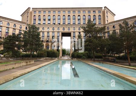 Picasso Arena, edifici dell'architetto Manuel Nunez Yanowsky, anni '1980, vista esterna, città di Noisy-le-Grand, dipartimento Senna-Saint-Denis, Francia Foto Stock