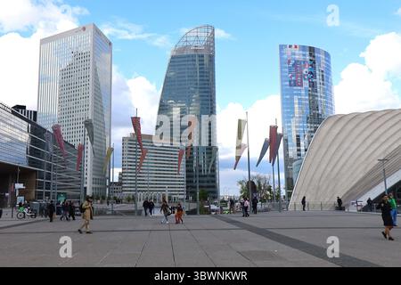 Moderne torri di uffici nel quartiere direzionale la Défense, Courbevoie, dipartimento Hauts-de-Seine, Francia Foto Stock