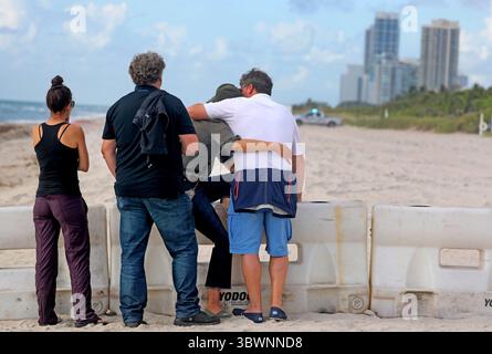 26 giugno 2021, Surfside, Florida, Stati Uniti: I lori si riuniscono il sabato sulla spiaggia vicino al sito del Champlain Towers South Condo di 12 piani, al 8777 Collins Ave., che è crollato parzialmente intorno alle 2 del mattino di giovedì 24 giugno 2021 a Surfside, appena a nord di Miami Beach. (Immagine di credito: © Mike Stocker/Sun-Sentinel tramite ZUMA Press Wire) Foto Stock