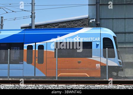 SANTA ANA, CALIFORNIA - 16 LUGLIO 2025: Primo piano di un tram OC presso la struttura di manutenzione e stoccaggio sulla 5th Street. Foto Stock