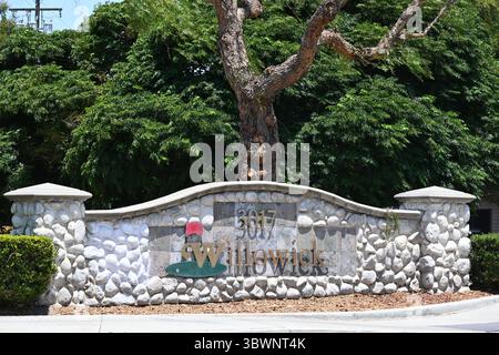 SANTA ANA, CALIFORNIA - 16 LUGLIO 2025: Il campo da golf Willowick è il più antico campo pubblico a 18 buche della Orange County, con campo pratica in erba, negozio di articoli sportivi, Foto Stock