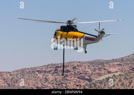 12 giugno 2021, Moab, Utah, Stati Uniti: Un elicottero antincendio Sikorsky S-61 configurato per la soppressione aerea degli incendi e l'estinzione degli incendi nello Utah. (Immagine di credito: © Jon G. Fuller/VW Pics tramite filo ZUMA) Foto Stock
