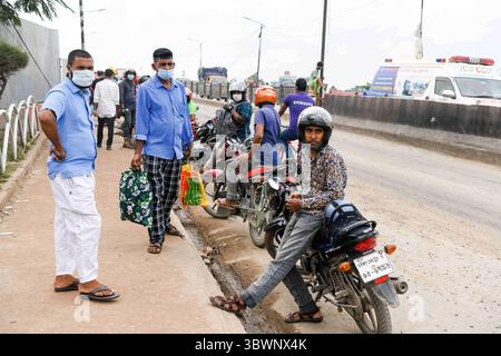 28 giugno 2021, Dacca, Bangladesh: I motociclisti Ridesharing attendono i passeggeri durante il lockdown nella zona di Gabtoli a Dacca. (Immagine di credito: © Piyas Biswas/SOPA Images via ZUMA Wire) Foto Stock