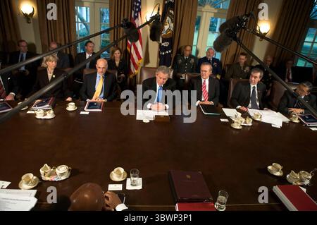 23 febbraio 2006, Washington, District of Columbia, USA: Washington, DC - 24 febbraio 2006 -- il presidente degli Stati Uniti George W Bush incontra il suo gabinetto nella sala del Gabinetto della Casa Bianca il 23 febbraio 2006 a Washington, DC. il presidente Bush ha annunciato la pubblicazione di un rapporto della Casa Bianca sulla risposta all'uragano Katrinia. Nelle sue osservazioni al pool, il Presidente ha dichiarato: "Trarremo insegnamento dalle lezioni del passato per proteggere meglio il popolo americano”. Da sinistra a destra: Segretario degli interni degli Stati Uniti Gale Norton, Segretario degli Stati Uniti per la sicurezza interna Michael Chert Foto Stock