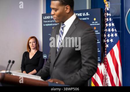 30 giugno 2021, Washington, Distretto di Columbia, USA: Il segretario stampa della Casa Bianca Jen Psaki ascolta l'amministratore dell'Agenzia per la protezione ambientale Michael Regan parla ai giornalisti della Casa Bianca di Washington DC, mercoledì 30 giugno 2021 (immagine di credito: © Sarah Silbiger - Pool via CNP/CNP via ZUMA Wire) Foto Stock