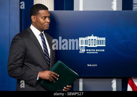 30 giugno 2021, Washington, District of Columbia, USA: L'amministratore dell'Agenzia per la protezione ambientale Michael Regan ascolta il segretario stampa della Casa Bianca Jen Psaki parla ai giornalisti della Casa Bianca di Washington DC, mercoledì 30 giugno 2021 (immagine di credito: © Sarah Silbiger - Pool via CNP/CNP via ZUMA Wire) Foto Stock