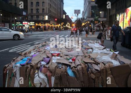 18 giugno 2021, New York City, New York, Stati Uniti: Sebbene agli europei non sia ancora consentito viaggiare negli Stati Uniti, i turisti stanno tornando a New York poiché lo stato colpito prima e più duramente dalla pandemia hanno tolto tutte le restrizioni al coronavirus sulle imprese e sulle riunioni sociali. Non meno del 70% degli adulti ha ricevuto almeno una dose di vaccino a New York. I visitatori affluiscono da tutto il paese ma anche dall'America centrale e meridionale, mentre la variante Delta minaccia gli Stati Uniti, soprattutto i giovani negli stati meno vaccinati. Le scatole di confezionamento stanno compresse ag Foto Stock