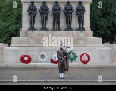 Horse Guards Parade, Londra, Regno Unito. 16 luglio 2025. Bande massaggiate della Household Division, della Band of the Household Cavalry, dell'Orchestra d'archi della Duchessa di Edimburgo, della Household Division Contemporary Band, della Massed Pipes and Drums e della Army Cadet Force, della King's Troop Royal Horse Artillery vengono alla Horse Guards Parade dal 15-17 luglio, esibendosi di fronte a un pubblico di 4500 ogni sera. Immagine: Lone piper suona un lamento davanti al Guards Memorial. Crediti: Malcolm Park/Alamy Live News Foto Stock