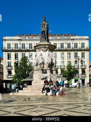 Statua in bronzo del poeta Luis de Cameo scolpita da Victor Bastos su un piedistallo di pietra calcarea nel Luís de Camões Chiado Lisbona Portogallo Foto Stock