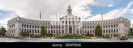 Panorama della città e del County Building dal Civic Center Park, Denver, Colorado Foto Stock