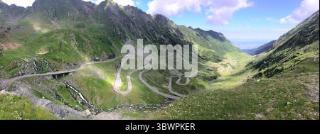 La tortuosa autostrada Transfagarasan nei Carpazi della Romania, vista dall'alto in una soleggiata giornata estiva. Foto Stock