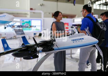 (250717) -- PECHINO, 17 luglio 2025 (Xinhua) -- i visitatori vengono a conoscenza dei prodotti dei droni presso lo stand di Sichuan Tengden Sci-tech Innovation Co., Ltd. Nell'area della catena di produzione avanzata durante la terza China International Supply Chain Expo (CISCE) a Pechino, capitale della Cina, 16 luglio 2025. A tema "collegare il mondo per un futuro condiviso", l'expo, ospitata dal Consiglio cinese per la promozione del commercio internazionale, ha preso il via mercoledì a Pechino. Tenutosi dal 16 al 20 luglio, il CISCE 2025 ha riunito più di 650 aziende e istituzioni provenienti da 75 paesi, regioni e internazionali Foto Stock