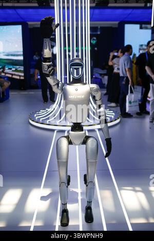 (250717) -- PECHINO, 17 luglio 2025 (Xinhua) -- Un robot di Unitree Robotics è raffigurato nell'area Digital Technology Chain della terza China International Supply Chain Expo (CISCE) a Pechino, capitale della Cina, 17 luglio 2025. A tema "collegare il mondo per un futuro condiviso", l'expo, ospitata dal Consiglio cinese per la promozione del commercio internazionale, ha preso il via mercoledì a Pechino. Tenutosi dal 16 al 20 luglio, il CISCE 2025 ha riunito più di 650 aziende e istituzioni di 75 paesi, regioni e organizzazioni internazionali, oltre a oltre 500 delle loro aziende a monte e a valle Foto Stock