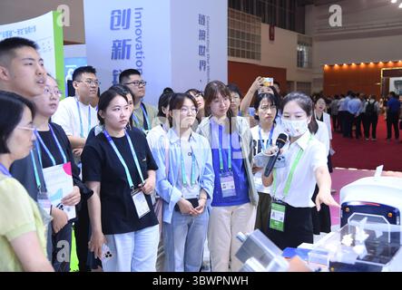 (250717) -- PECHINO, 17 luglio 2025 (Xinhua) -- Un membro dello staff presenta le mostre ai visitatori dell'area della catena dell'innovazione della terza China International Supply Chain Expo (CISCE) a Pechino, capitale della Cina, 17 luglio 2025. A tema "collegare il mondo per un futuro condiviso", l'expo, ospitata dal Consiglio cinese per la promozione del commercio internazionale, ha preso il via mercoledì a Pechino. Tenutosi dal 16 al 20 luglio 2025, il CISCE ha riunito più di 650 aziende e istituzioni di 75 paesi, regioni e organizzazioni internazionali, oltre a oltre 500 delle loro attività a monte e a valle Foto Stock