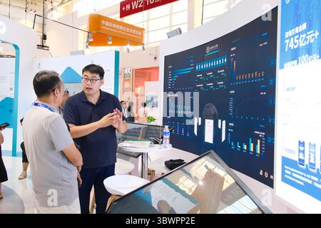 (250717) -- PECHINO, 17 luglio 2025 (Xinhua) -- Un membro dello staff presenta mostre a un visitatore presso l'area della catena dell'innovazione della terza China International Supply Chain Expo (CISCE) a Pechino, capitale della Cina, 17 luglio 2025. A tema "collegare il mondo per un futuro condiviso", l'expo, ospitata dal Consiglio cinese per la promozione del commercio internazionale, ha preso il via mercoledì a Pechino. Tenutosi dal 16 al 20 luglio, il CISCE 2025 ha riunito più di 650 aziende e istituzioni di 75 paesi, regioni e organizzazioni internazionali, oltre a oltre 500 delle loro aziende a monte e a valle Foto Stock