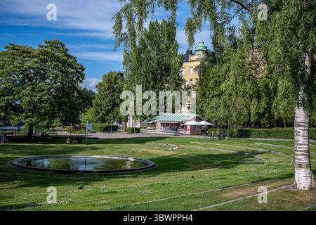 Le persone si rilassano nel parco pubblico Strömparken durante l'estate a Norrköping, Svezia Foto Stock