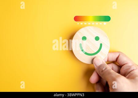 Sorriso felice viso e salute mentale positività con livello di soddisfazione emotiva, che rappresenta il benessere, mentalità positiva e esperienza del cliente Foto Stock