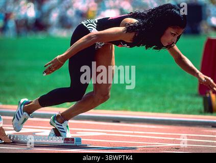 Florence Griffith Joyner gareggia nei 200 m ai test a squadre olimpici statunitensi del 1988 a Indianapolis, Indiana, USA, dal 15 al 23 luglio 1988. Foto Stock