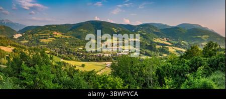 Monti Sibillini sulla Valle Campiano, massiccio del Monte Centoio sulla destra, paese di Preci sulla sinistra, vista dal paese di Castelvecchio, Umbria, Italia Foto Stock