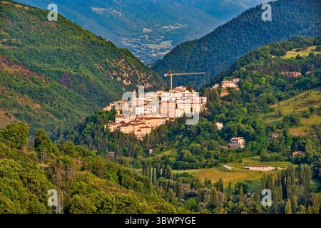 Villaggio di Preci in Valle Campiano, Monti Sibillini, vista dal paese di Castelvecchio, vicino al tramonto, Appennino centrale, Umbria, Italia Foto Stock