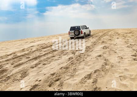 Safari nel deserto e dune di sabbia che si muovono su veicoli pubblici in Qatar, Doha. Il Qatar è famoso per le dune di sabbia e per il safari nel deserto in tutto Doha Qatar Foto Stock