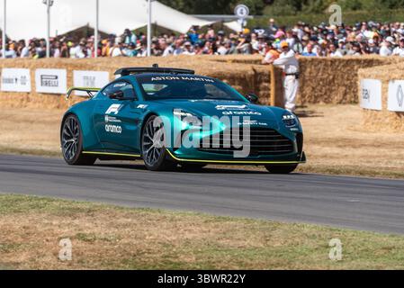 La Safety Car Aston Martin Vantage F1 sale la pista per arrampicate all'evento Motorsport Goodwood Festival of Speed 2025 Foto Stock