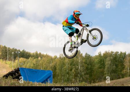 trampolino di lancio per mountain biker in una gara di downhill Foto Stock
