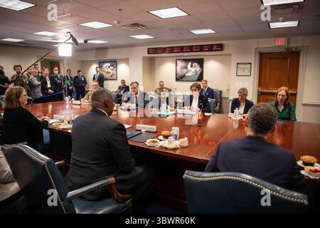 30 giugno 2021 - Washington, Distretto di Columbia, Stati Uniti - il Segretario alla difesa Lloyd J. Austin III saluta il Ministro della difesa tedesco Annegret Kramp-Karrenbauer al Pentagono, Washington, D.C., 30 giugno 2021. (Immagine di credito: © DoD/ZUMA Press Wire Service/ZUMAPRESS.com) Foto Stock