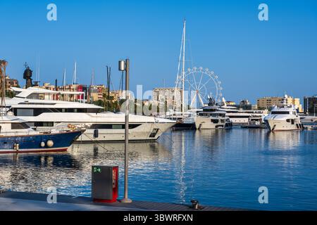 Yacht di lusso a Marina Port Vell a Barcellona nella regione spagnola della Catalogna Foto Stock