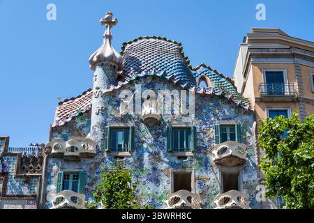 Casa Batlló progettata dall'architetto catalano Antoni Gaudi sul Passeig de Gràcia nel quartiere Eixample di Barcellona nella regione spagnola della Catalogna Foto Stock