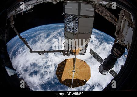 27 giugno 2021 - Earth Atmosphere - il cargo spaziale Cygnus di Northrop Grumman è raffigurato nell'impugnatura del braccio robotico Canadarm2 mentre è ancora collegato al modulo Unity della stazione spaziale Internazionale. A destra, la nave dell'equipaggio Soyuz MS-18 è ancorata al modulo Rassvet (immagine di credito: © NASA/ZUMA Press Wire Service/ZUMAPRESS.com) Foto Stock