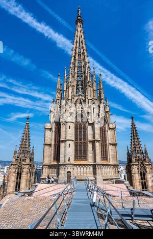 Guglie e campanile intricati intagliati sul tetto della Cattedrale di Barcellona nel quartiere gotico della città vecchia di Barcellona, nella regio Catalunya Foto Stock
