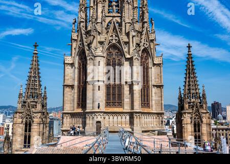 Guglie e campanile intricati intagliati sul tetto della Cattedrale di Barcellona nel quartiere gotico della città vecchia di Barcellona, nella regio Catalunya Foto Stock