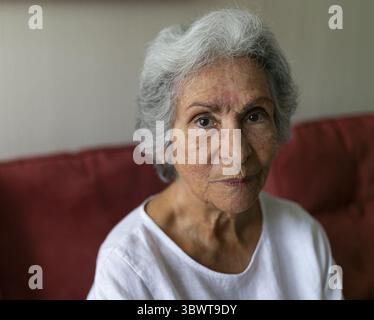 9 luglio 2021, Miami, Florida: Zulia Taub, sopravvissuto al crollo del condominio Champlain Towers South a Surfside, viene fotografato all'interno dell'appartamento vacante di un amico a Sunny Isles Beach, Florida, mercoledì 7 luglio 2021. Taub visse al quinto piano del condominio Champlain Towers South. (Immagine di credito: © Matias J. Ocner/TNS via ZUMA Wire/TNS via ZUMA Wire) Foto Stock