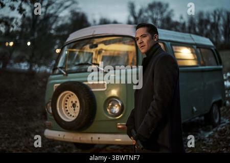 DATA DI USCITA: 20 agosto 2021 TITOLO: Sweet Girl STUDIO: Netflix DIRECTOR: Brian Andrew Mendoza TRAMA: A Devastated Husband giura di rendere giustizia alle persone responsabili della morte di sua moglie proteggendo al contempo l'unica famiglia che gli rimane, sua figlia. PROTAGONISTA: MANUEL GARCIA-RULFO. (Immagine di credito: © Netflix/Entertainment Pictures/ZUMAPRESS.com) Foto Stock