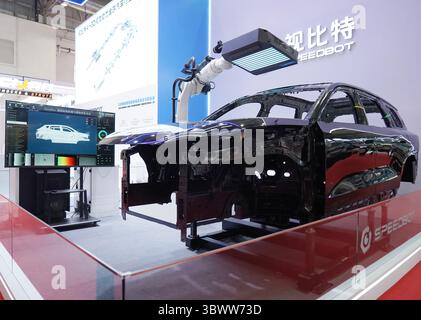 (250717) -- PECHINO, 17 luglio 2025 (Xinhua) -- Una dimostrazione del sistema Paintpro, che rileva e ripara difetti di vernice sui veicoli, è esposta presso lo stand di SpeedBot nell'area Smart Vehicle Chain della terza China International Supply Chain Expo (CISCE) a Pechino, capitale della Cina, 17 luglio 2025. Tenutosi dal 16 al 20 luglio, il CISCE 2025 ha preso il via mercoledì a Pechino. Un'innovazione chiave per questa edizione è la "Debut zone", dedicata alle anteprime globali di nuovi prodotti, tecnologie ed ecosistemi, che presenta innovazioni rivoluzionarie che favoriscono la collaborazione industriale. (Xinhu Foto Stock