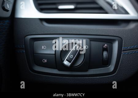Pannello di controllo luci in auto Foto Stock