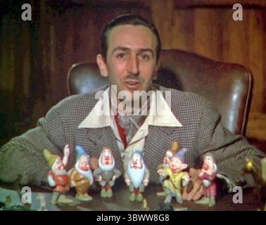 Walt disney (1901-1966) produttore cinematografico americano nel trailer promozionale del 1937 di Biancaneve e i sette nani con i personaggi del film Foto Stock
